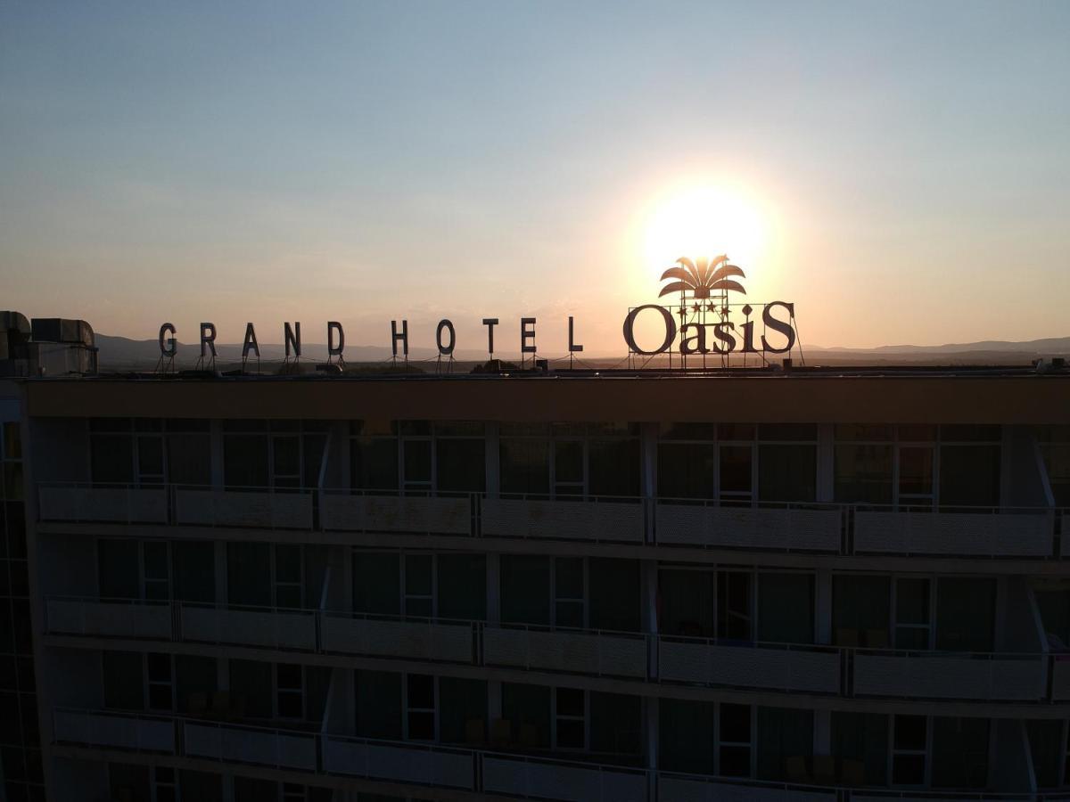 Grand Hotel Oasis Pantai Sunny Bagian luar foto